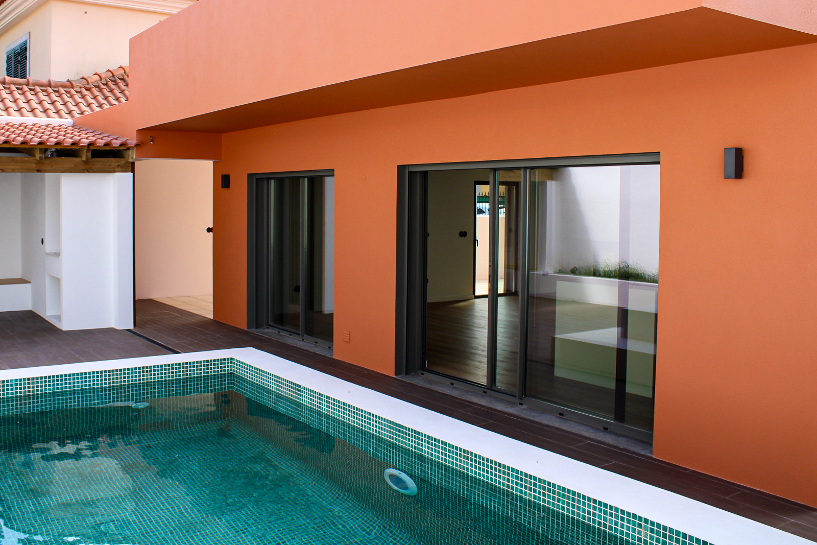 Moradia com piscina e portas de correr em alumínio antracite