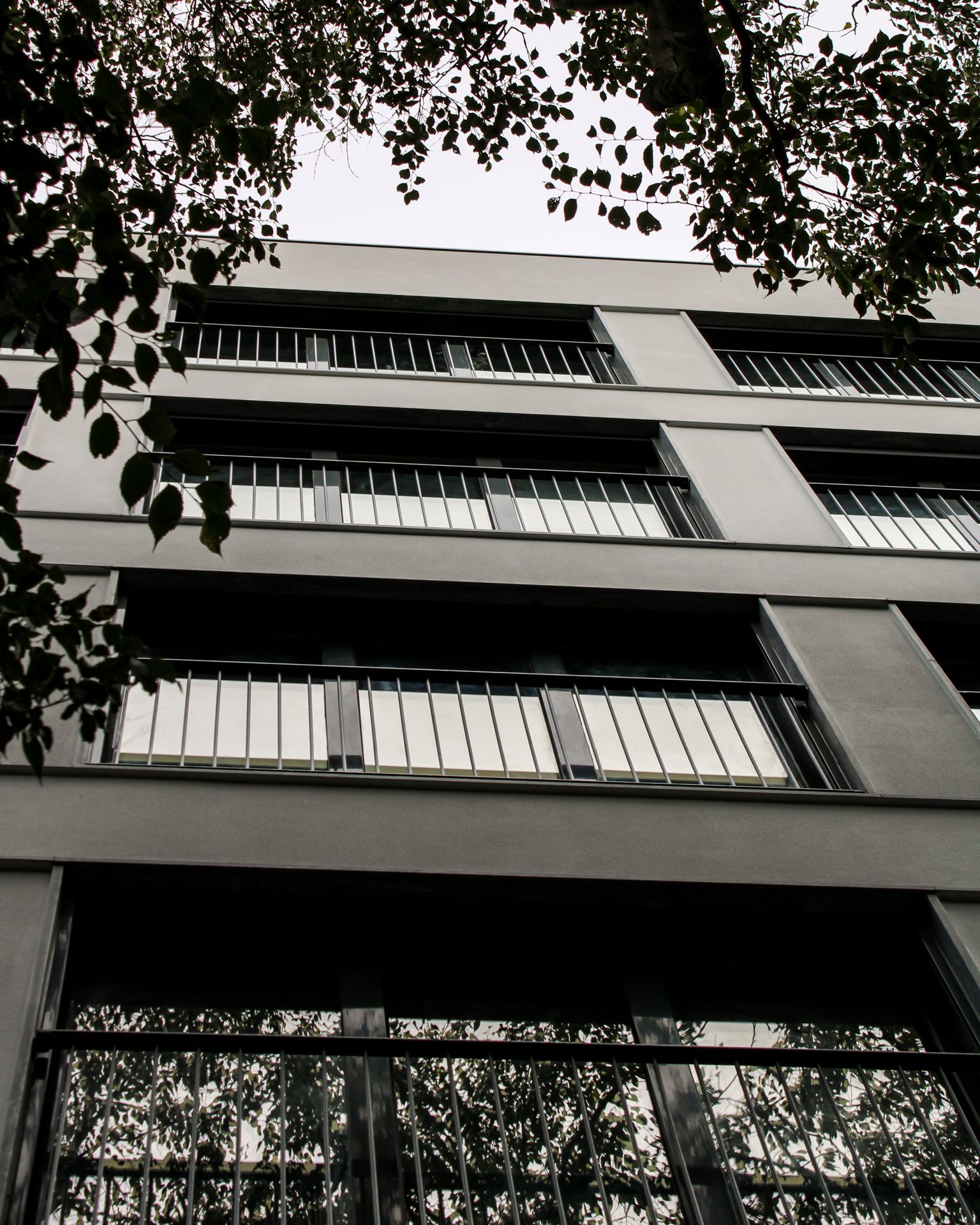 Estrutura de cobertura em alumínio e vidro em edifício