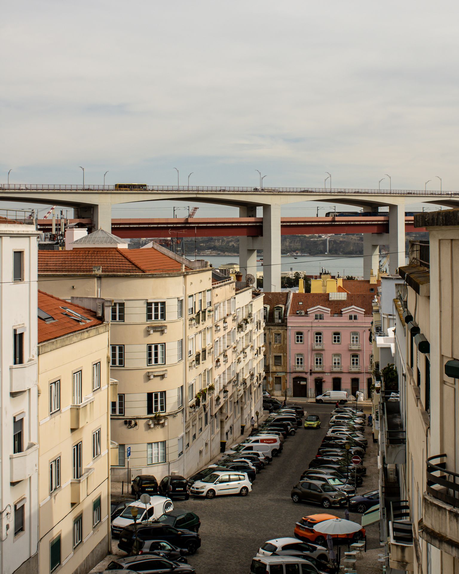 Vista sobre Lisboa e Ponte Vasco da Gama a partir de janela de alumínio