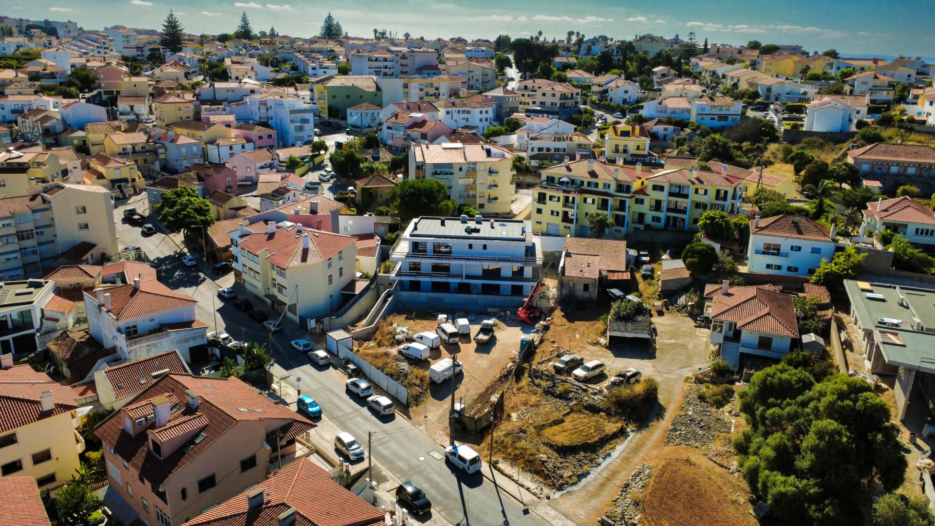 Vista aérea panorâmica de zona residencial com obra em curso